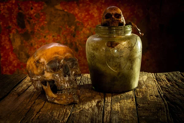 Bodegón con cráneo y frascos de vidrio en madera —  Fotos de Stock