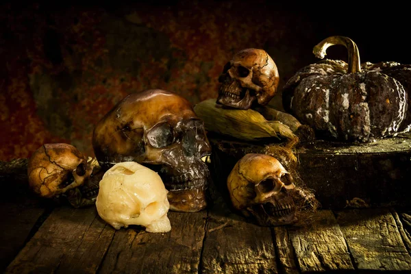 Natürmort kafatası ve ahşap arka plan üzerinde kabak ile