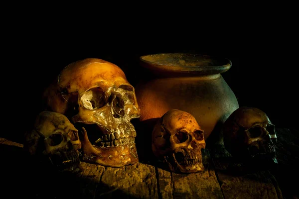 静物与头骨和粘土的锅，陶器 — 图库照片