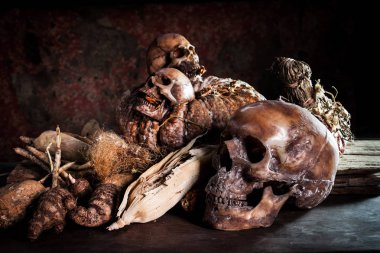 Natürmort kafatası ve meyve üzerinde ahşap