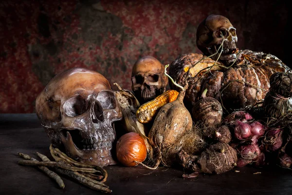 Natürmort kafatası ve meyve üzerinde ahşap