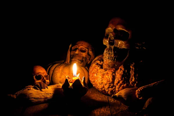 두개골과 나무 배경, 정 개념에 촛대와 촛불 — 스톡 사진