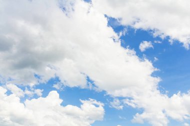 Bulutlara yakın mavi gökyüzü