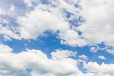 Bulutlara yakın mavi gökyüzü