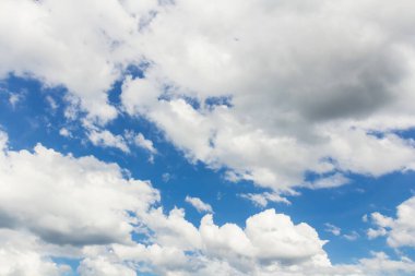 Bulutlara yakın mavi gökyüzü