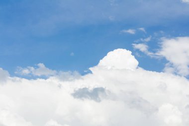 Bulutlara yakın mavi gökyüzü