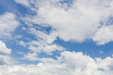 Bulutlara yakın mavi gökyüzü