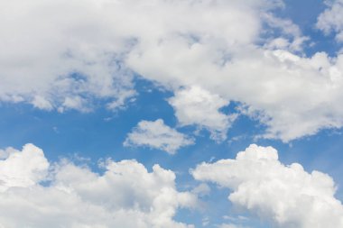 Bulutlara yakın mavi gökyüzü