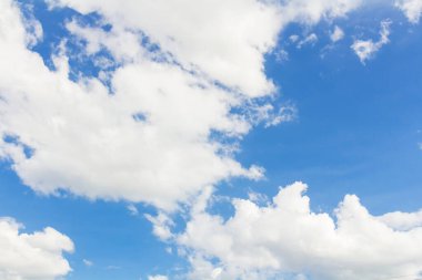 Bulutlara yakın mavi gökyüzü