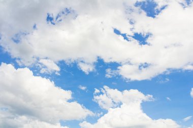 Bulutlara yakın mavi gökyüzü