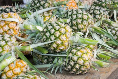 Ananas piyasada yığını