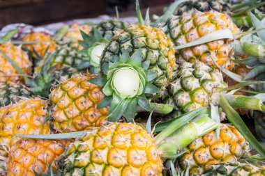 Ananas piyasada yığını