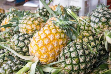 Ananas piyasada yığını