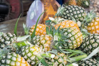 Ananas piyasada yığını