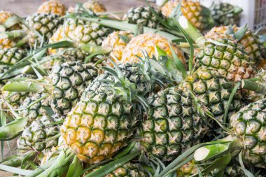 Ananas piyasada yığını