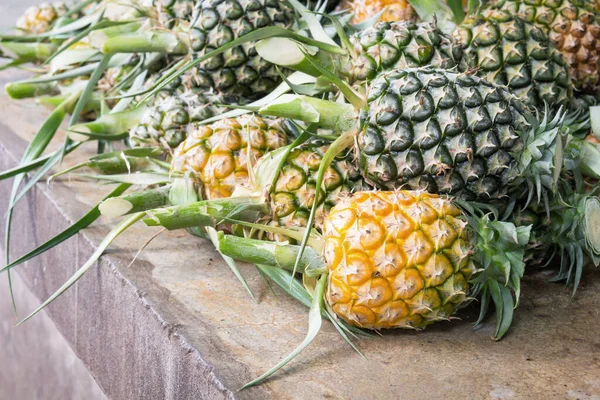 Ananas Piyasada Yığını — Stok fotoğraf