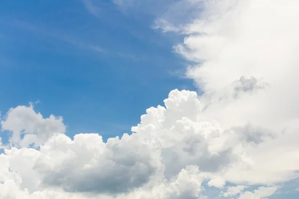 Bulutlara Yakın Mavi Gökyüzü — Stok fotoğraf
