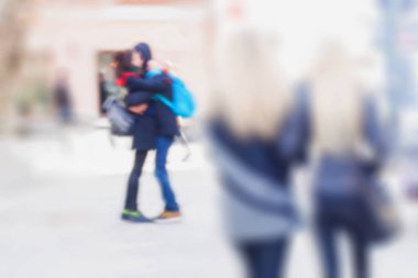 Arka plan. Kasıtlı hareket bulanıklığı. Erken ilkbaharda, kaç sokakta öpüşme. Modern desen için duvar kağıdı. Mevsim, aşk, Valentin günü, yaşam kavramı