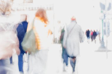 Arka plan. Kasıtlı hareket bulanıklığı. İnsanlar şehri sokak. Alışveriş, yürüme, yaşam tarzı, modern kent kavramı.