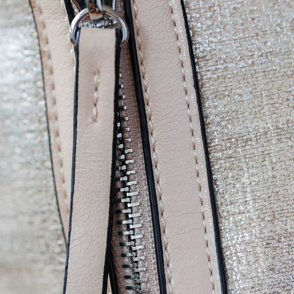 付属品、金属ジッパー エコ革からバッグの Detal。リテール プロファイルと繊維産業。広場 — ストック写真