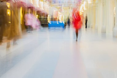 Soyut ufuk hareket bulanık kız alışveriş merkezi, kentsel yaşam tarzı kavram yürümeye kırmızı, genç insanlar. Arka plan için zemin, kopya alanı ile.