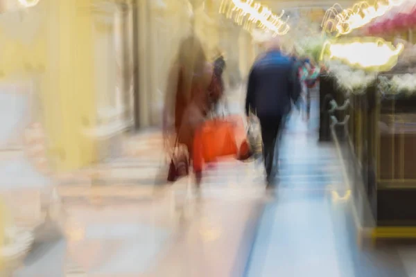 El movimiento desenfocado abstracto confundió a los jóvenes con bolsos caminando en el centro comercial arcade, concepto de estilo de vida urbano. Para fondo, fondo —  Fotos de Stock