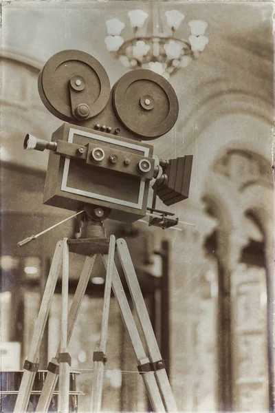 Câmera de filme vintage em um tripé, modelo. Processado com estilo retro. Conceito de cinema e outras antiguidades. Para fundo, pano de fundo — Fotografia de Stock