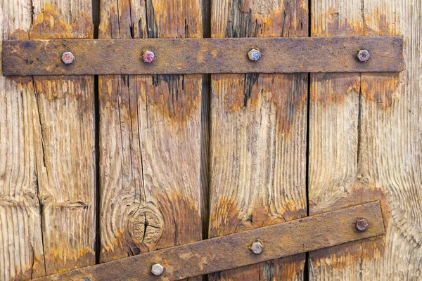 Фрагмент старинной деревянной двери гранжа с ржавым болтом, петлями. Деревянный узор для дизайна и декора — стоковое фото