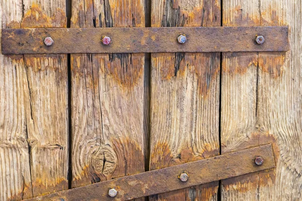 Grunge vintage ahşap kapı paslı cıvata, menteşe ile parçası. Eski püskü ahşap masaüstü desen tasarım ve dekorasyon için