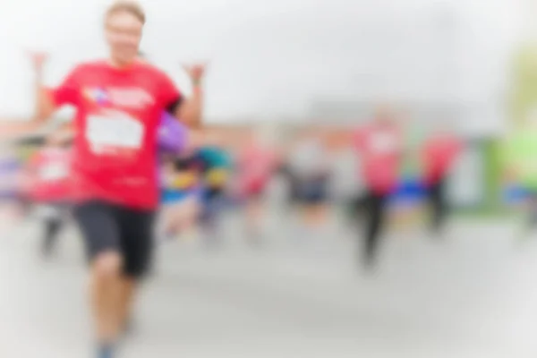 Mutlu runner grubundaki ilk bitirmek için geliyor, maraton sporcular yarışı kazanan. Zafer, başarı, sağlıklı bir yaşam tarzı. Soyut spor zemin, kopya yer