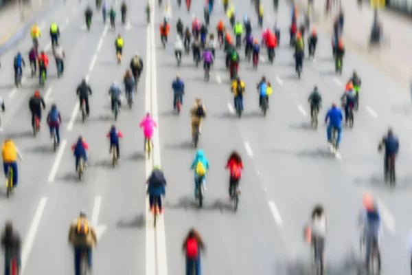 Fundo borrado abstrato de Grande grupo de ciclistas na rua da cidade. Os participantes são irreconhecíveis. Desporto, fitness, estilo de vida saudável. Foco seletivo — Fotografia de Stock