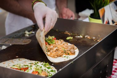 Eller Cook fajita film sığır eti ve sebze salatası ile hazırlanıyor. Meksika yemeği. Parti gıda.