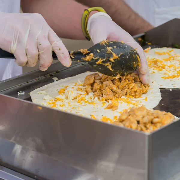 Yakın çekim el sağlıklı taze salata veya sığır eti ile fajitos yapma Şef. Kolay, ama lezzetli, sağlıklı. Ulusal Gıda, taze oganic gıda, yemek tarifleri ve yemek pişirme