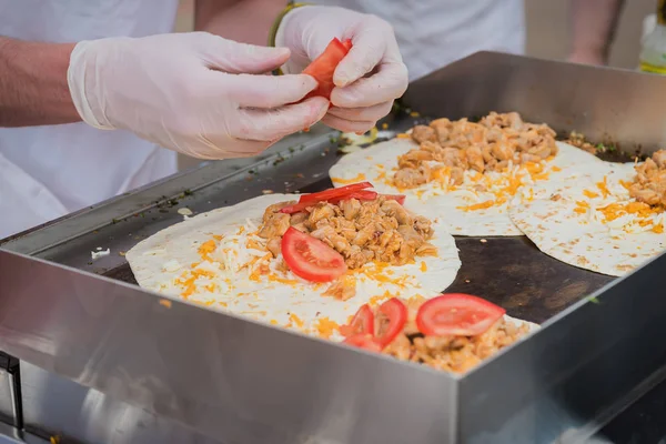 Yakın çekim eller Cook sağlıklı taze salata veya peynir, Dana eti, domates ile fajitos yapma. Izgara çok sıcak servis. Ulusal Gıda kavramı sağlıklı fast food