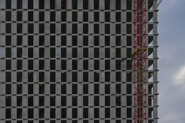 Tekstury fragmentu nowoczesne ściany żelazo beton z okna bez szkła. Fasad budynków wielokondygnacyjnych. Budowa wieżowców apartment house — Zdjęcie stockowe