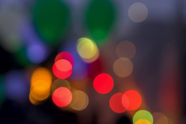 Çok renkli parlak parlayan Bokeh arka Led balonları geceleri sinek uzak gökyüzünde uçan ışıklar. Tüm durumlar, özellikle festival için arka plan