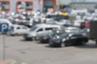 Modern alışveriş merkezi yanında bulanık park zirve saatte soyut. Arka plan için zemin. Metniniz için yer