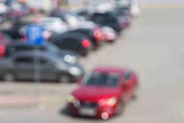 Soyut bulanık açık otopark, satış perakende, sezon satış, güneşli yaz gününde en yüksek saat