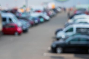 Güneşli yaz gün açık otopark dükkan yanında. Araba ve trafik ile bir yaşam tarzı. Metni, arka plan için yer