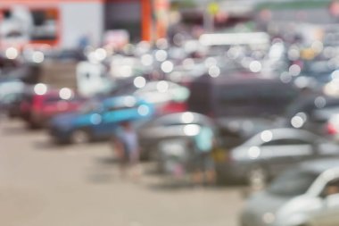 Modern alışveriş merkezi yanında bulanık park zirve saatte soyut. İçin zemin. Metniniz için yer