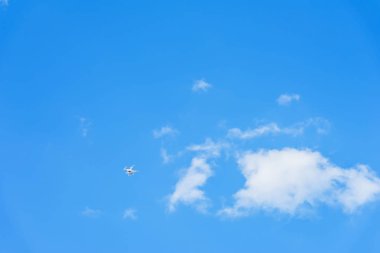 Açık mavi gökyüzü bulutlu, doku yüksek bırakmak uçak uçan. Modern arka plan, desen, duvar kağıdı veya afiş tasarımı metin için yer ile için