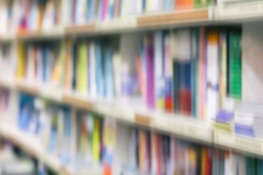 Soyut bulanık kitaplar, kılavuzlar, ders kitaplarında Doğum bookshelfs Kütüphane veya kitap mağazaları, arka plan için. Eğitim kavramı