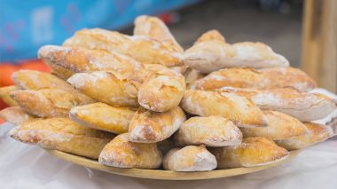 Yakın çekim taze ekmek, sıcak organik baget sandviçler pazarda, seçici odak için.