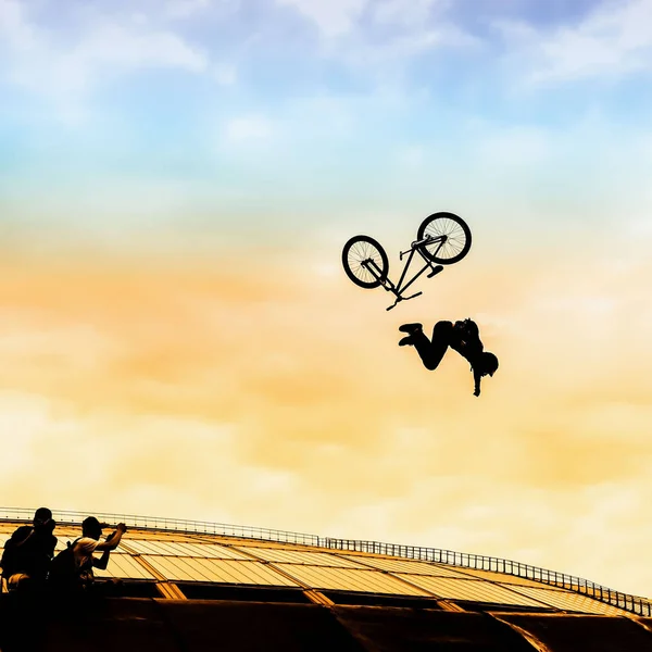Extrem Sport. Silueta mladík dělá skok s bmx kolo na pozadí světlé oblohy. Riskantní okamžik pádu spadá do rámce Foto korespondentů — Stock fotografie