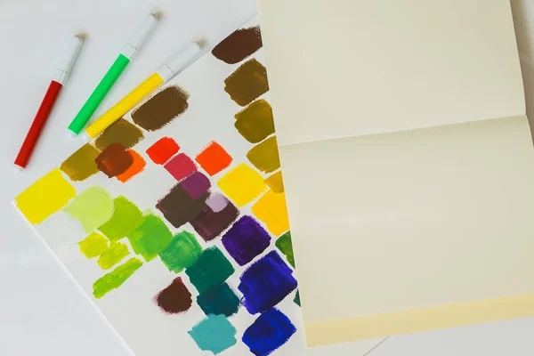 Close-up van pennen in verschillende felle kleuren, veelkleurige vlekken van kleuren op een lichte achtergrond van papier textuur, bovenaanzicht. Plaats voor tekst, concept van het starten van de school, terug naar school, onderwijs — Stockfoto