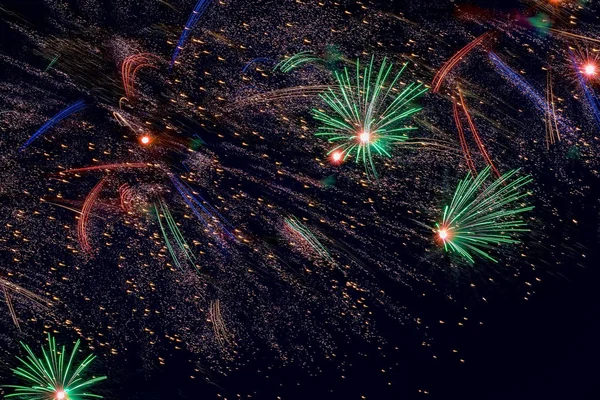 Feiertagsfeuerwerk mit Funken am schwarzen Himmel als Sterne, Universum, Kometen — Stockfoto
