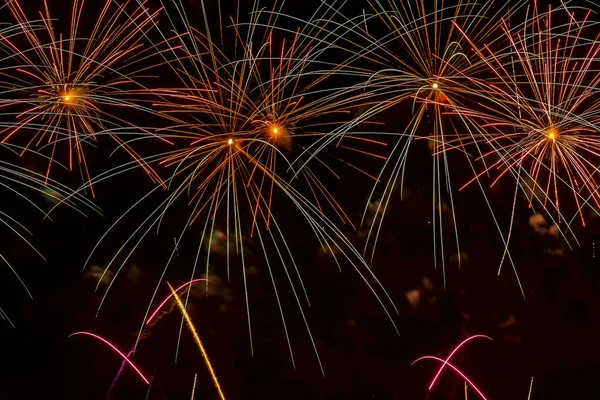 Helles buntes Feuerwerk aus glühenden Kugeln und flackernden Sternen. schöner festlicher Hintergrund für alle hellen Anlässe. — Stockfoto