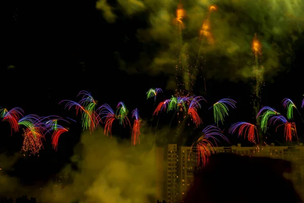 Talrijke veelkleurige vuurwerk, salutes, kleine maar ongebruikelijke vormen. Scène uit Fireworks festival, competitie. Explosieve pyrotechnische apparaten, kunst, fantastische schitterende kometen — Stockfoto