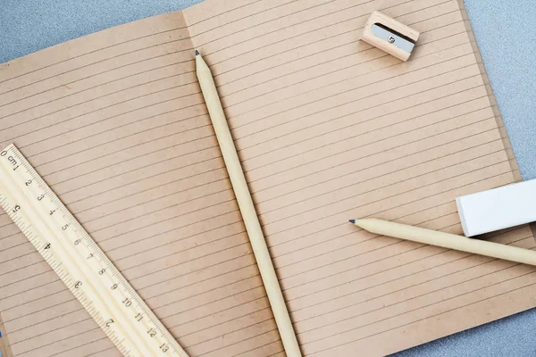 Wytwarzanie, notebook, elementy drewniane artykuły papiernicze, widok z góry — Zdjęcie stockowe