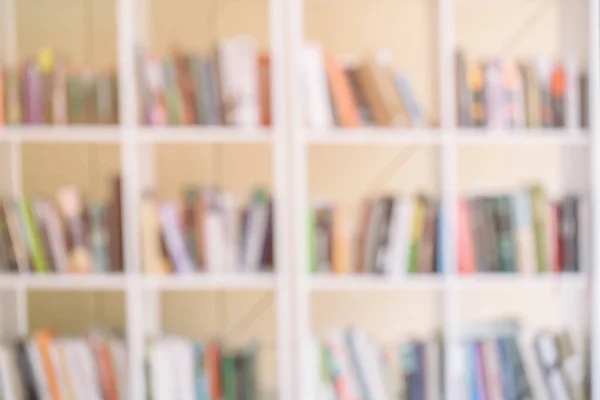 Abstrakte verschwommene Bücherregale mit Büchern, Handbüchern und Lehrbüchern auf Bücherregalen in Bibliotheken oder Buchhandlungen, zum Beispiel. Bildungskonzept — Stockfoto